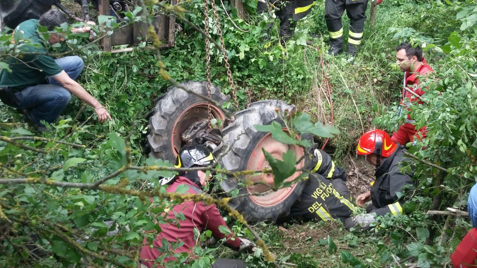 Precipita nel pendio e resta schiacciato dal trattore 