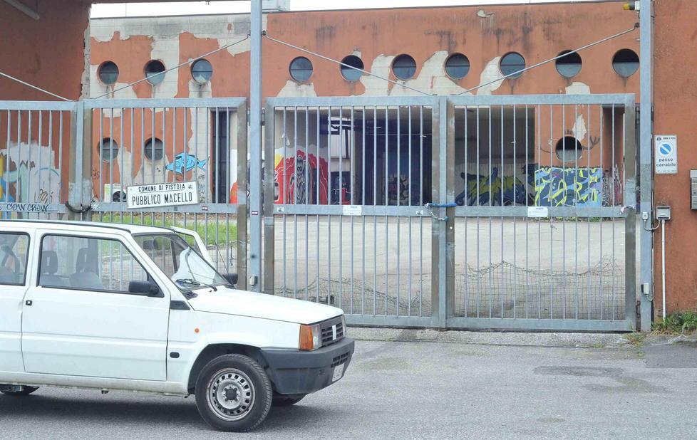 Rifiuti, erbacce e degrado in via dell’Annona 
