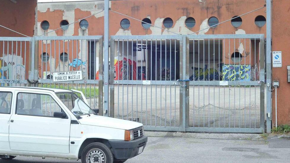 Rifiuti, erbacce e degrado in via dell’Annona