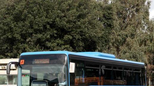 Avances sul bus a una minorenne: bufera su un autista