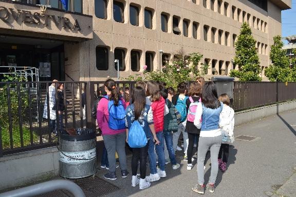 I ragazzi della primaria "La Briglia" di Vaiano entrano in Questura a Prato
