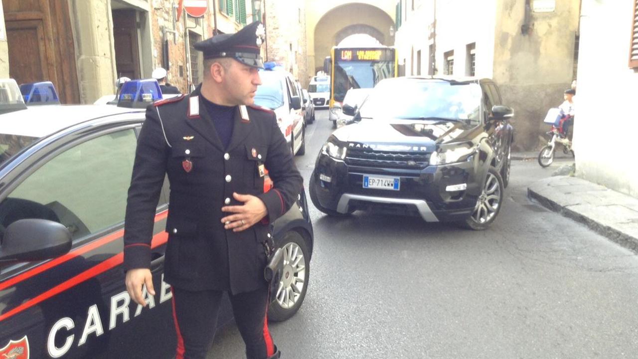 Incidente in via San Vincenzo, i carabinieri hanno bloccato la strada (foto Batavia)