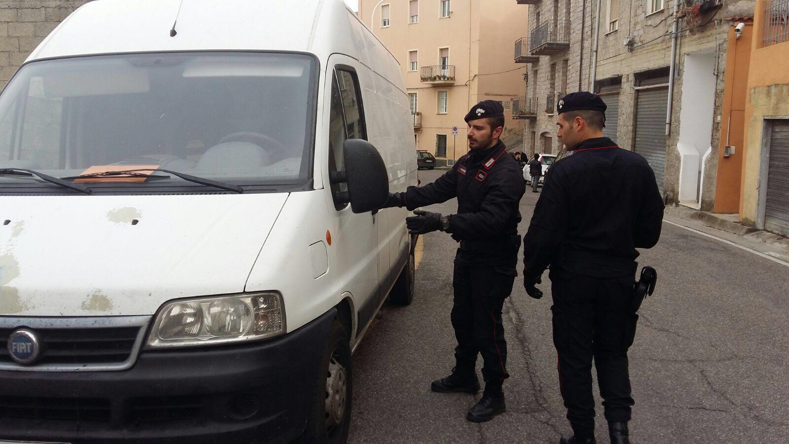 I carabinieri controllano il furgone dopo la rapina