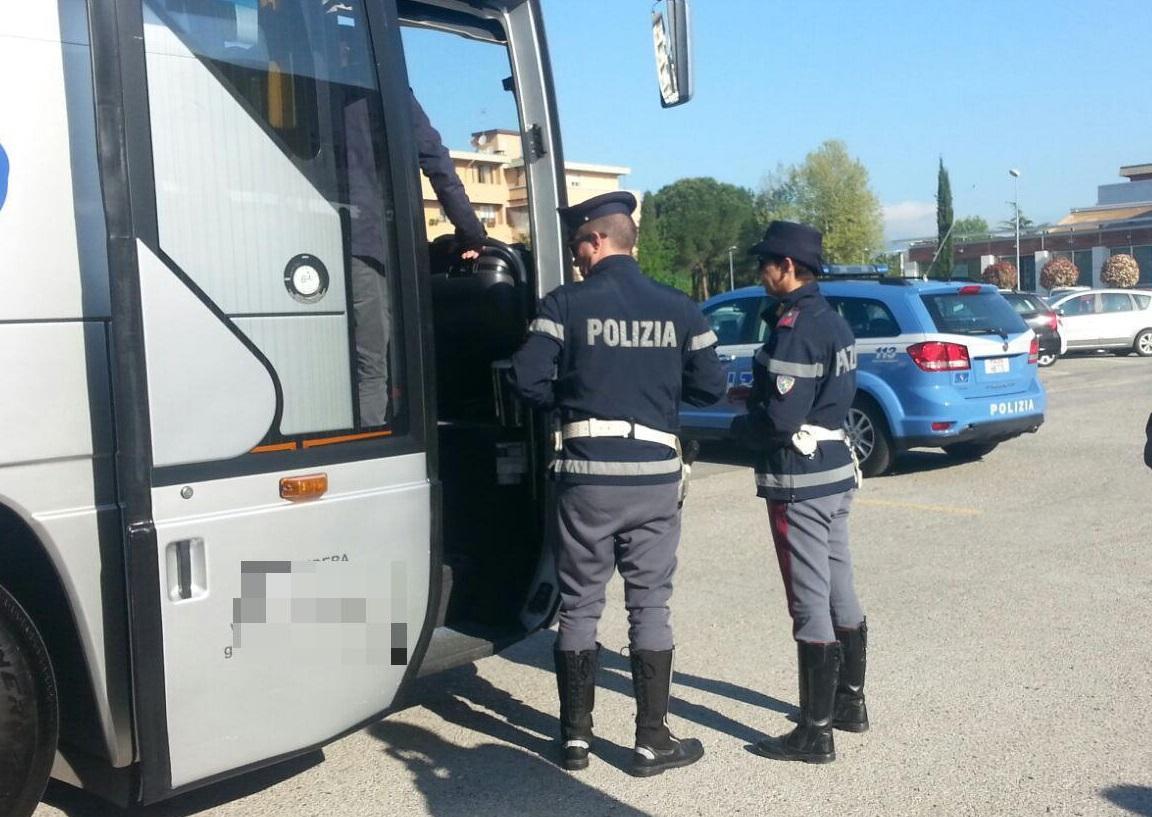 Un pullman controllato dalla polizia (foto d'archivio)