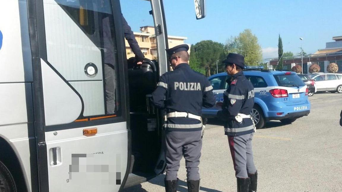 Un pullman controllato dalla polizia (foto d'archivio)