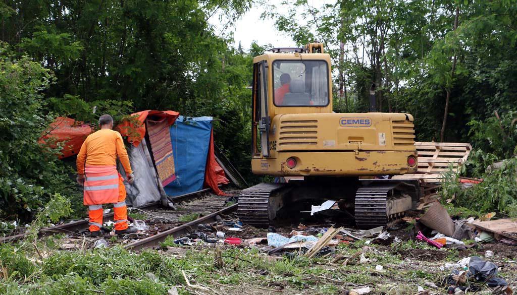Lo sgombero della baraccopoli vicino alla stazione