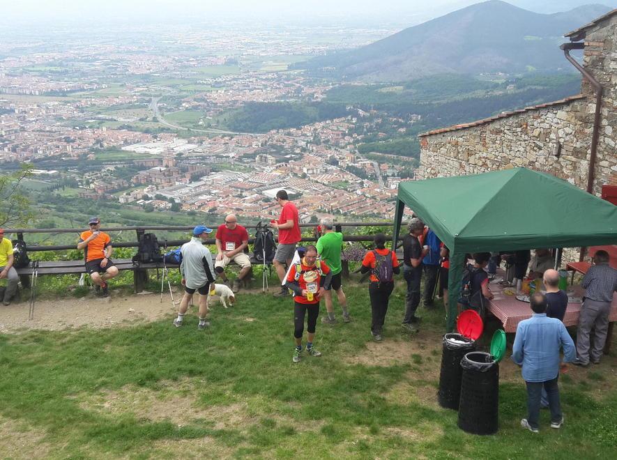 Novecento camminatori da piazza a piazza 