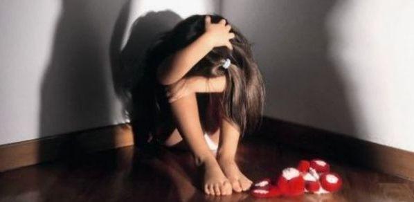 Accusa il padre di molestie ma il giudice non le crede 