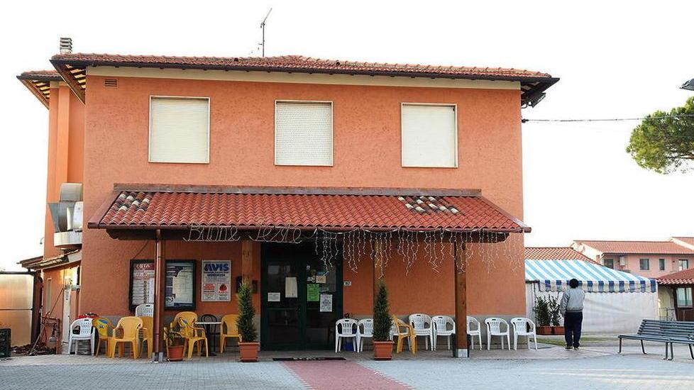 Ladri in fuga dal circolo col registratore di cassa