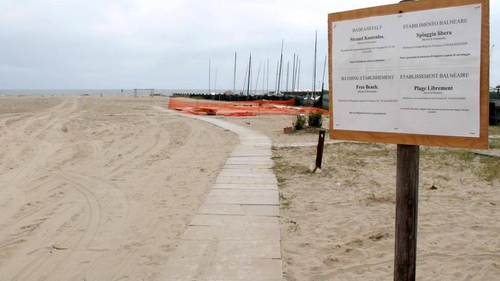 Notte di vandalismi nella spiaggia libera di Motrone