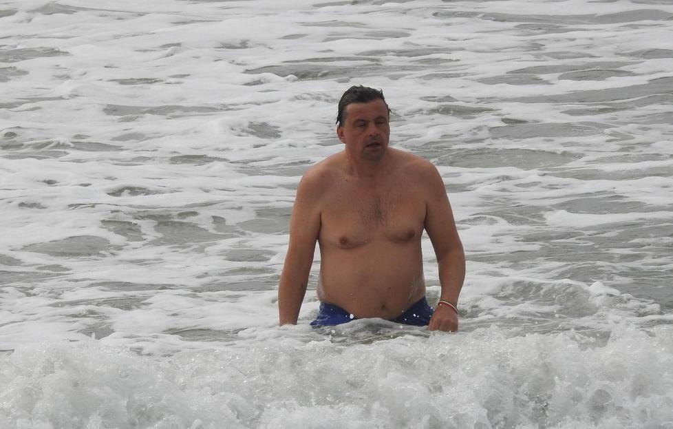 Il neoministro si concede il bagno 