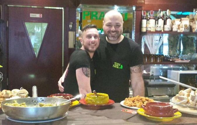 Niente slot nel suo bar la città è con Andrea «Bravo, verremo da te» 