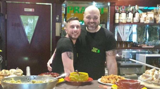 Niente slot nel suo bar la città è con Andrea «Bravo, verremo da te»