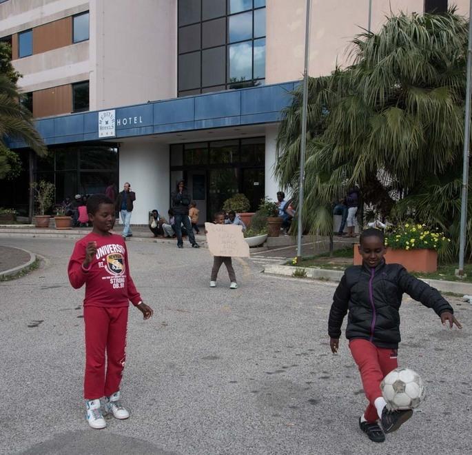Migranti, allarme nuovi sbarchi: non ci sono centri d’accoglienza 