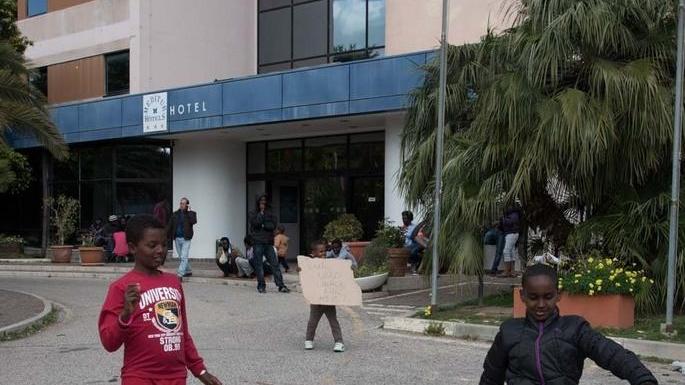 Migranti, allarme nuovi sbarchi: non ci sono centri d’accoglienza