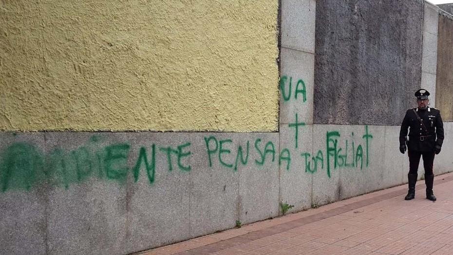 Minacce sul muro del cimitero contro un’imprenditrice