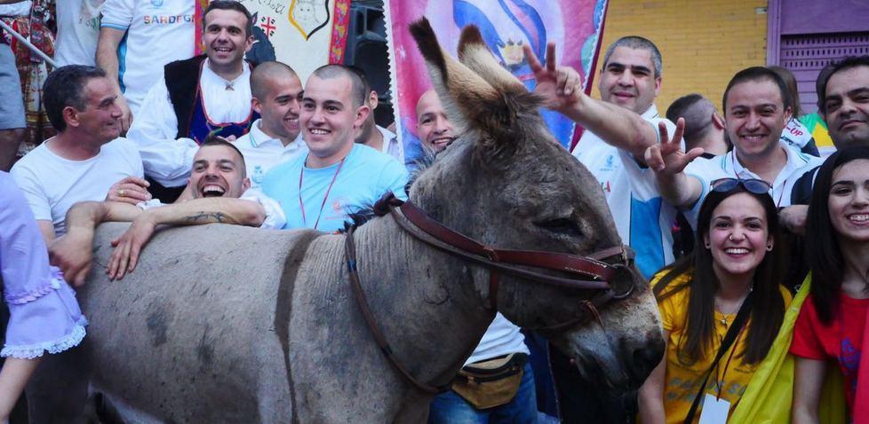 L’asino Nano Malefico e il fantino Bussu campioni del mondo 