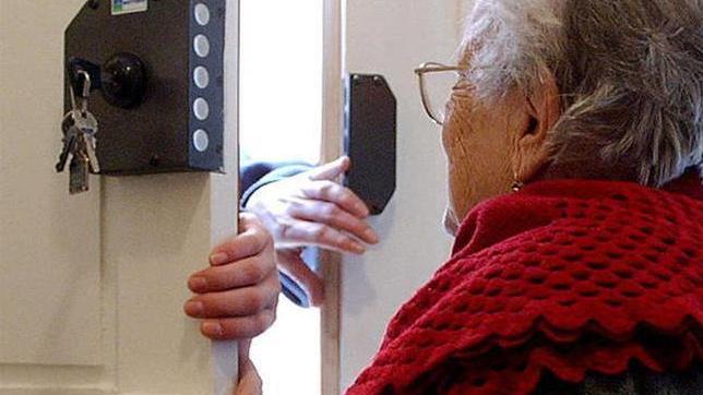 Venditrice porta a porta fa il contratto al defunto