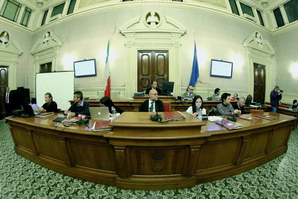 Il banco della giunta in consiglio comunale (Marzi Pentafoto)