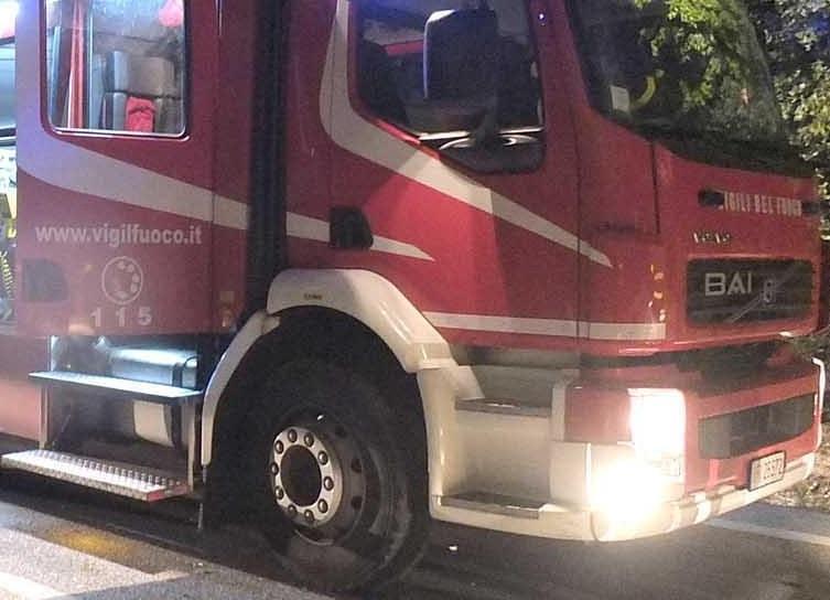 vigili del fuoco impegnati in un intervento (foto d'archivio)