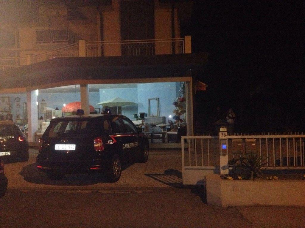 L'auto dei carabinieri di fronte alla palazzina di via Pistoiese a Buggiano