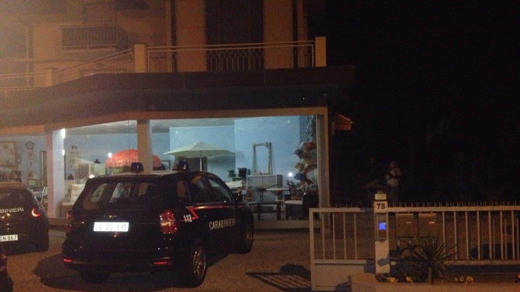 L'auto dei carabinieri di fronte alla palazzina di via Pistoiese a Buggiano