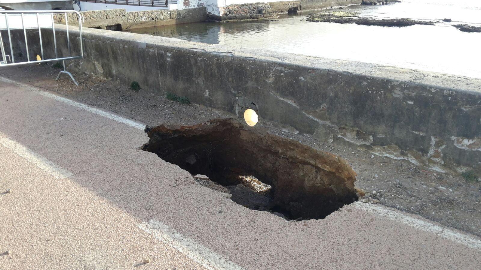 Voragine sulla passeggiata a mare all'altezza dei bagni Pejani
