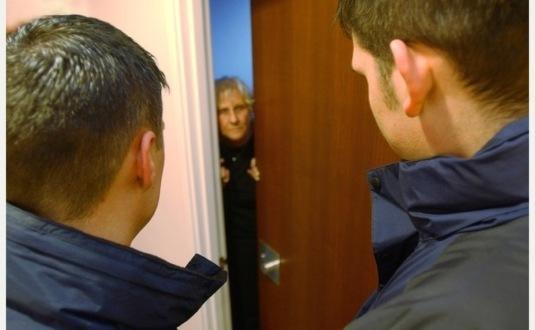 Due individui tentano di truffare un'anziana con la tecnica della cendita porta a porta (foto d'archivio) 