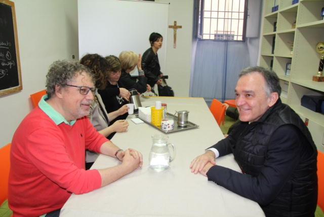 Enrico Rossi al Santa Rita insieme ai responsabili  del centro profughi (foto Batavia)