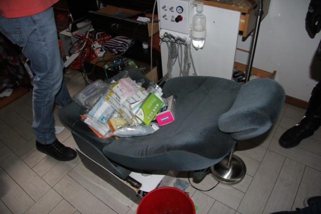 La sedia da dentista ricavata da un ex sedile di auto (foto Batavia) 