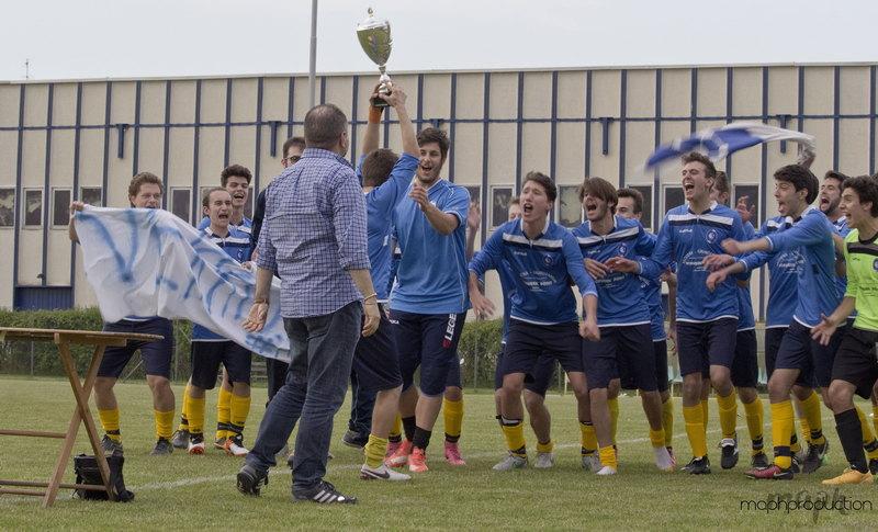 I ragazzi della Don Monari esultano mostrando la coppa dopo il successo