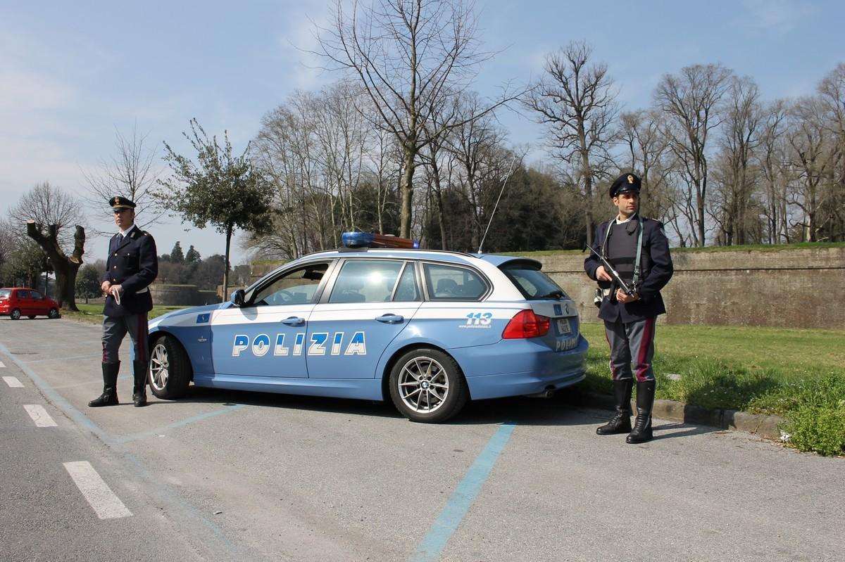 Una macchina della Polizia stradale impegnata nei controlli