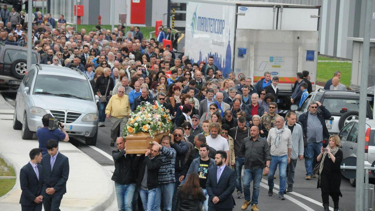 Il corteo di addio a Carlo Morelli