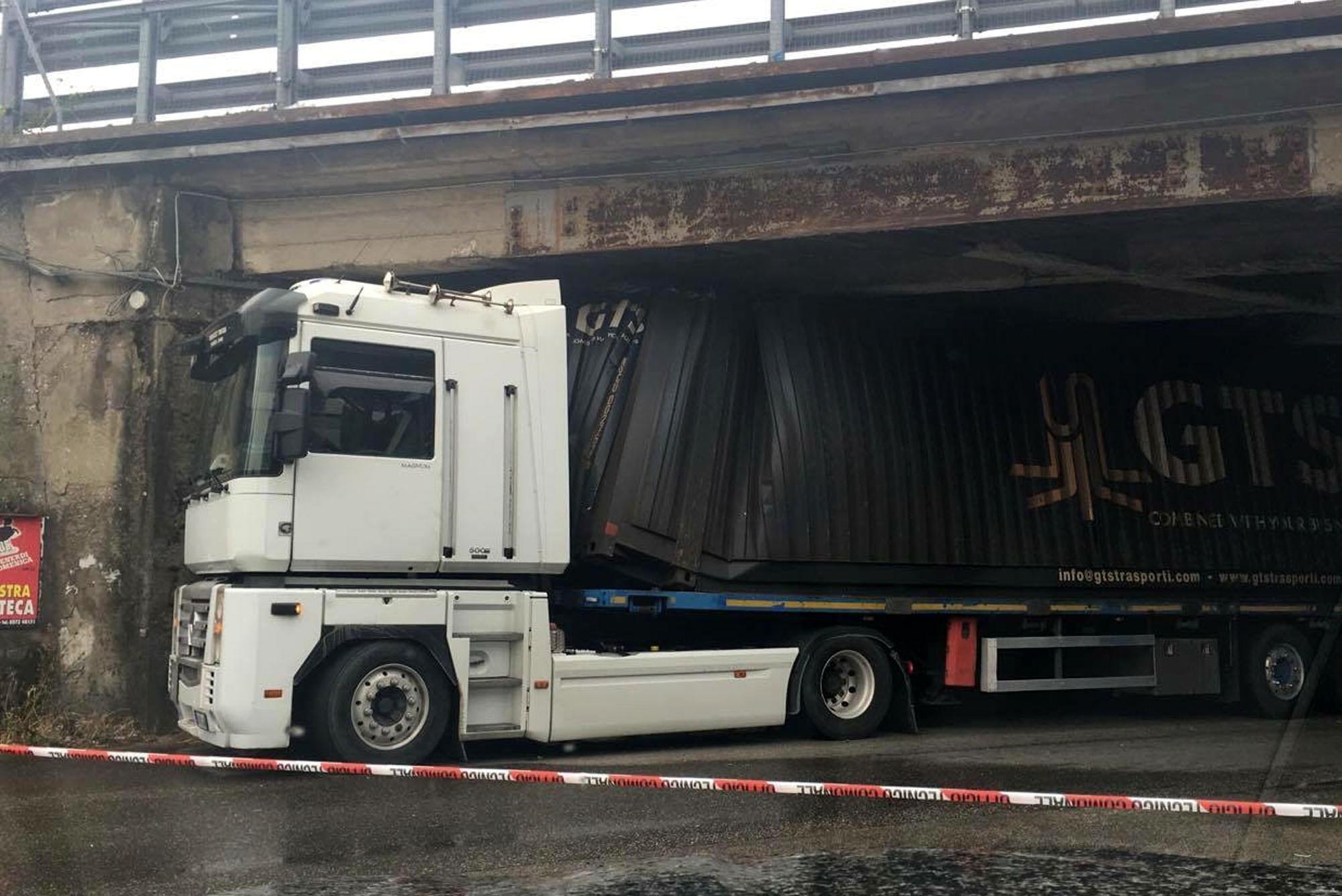 Un'immagine del Tir rimasto incastrato nel sottopasso a Chiesina