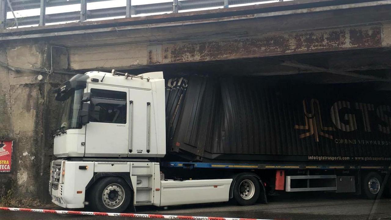 Un'immagine del Tir rimasto incastrato nel sottopasso a Chiesina