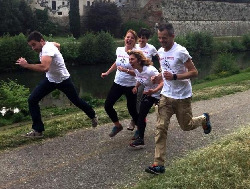 Un’invasione rosa delle piste ciclabili 