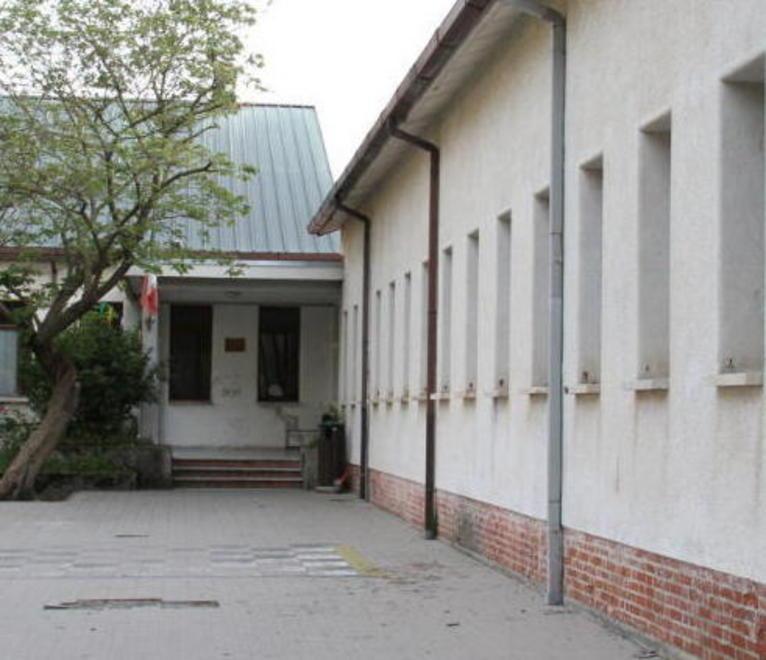 Carrara, chiuse due aule della materna: trasferiti i bambini 
