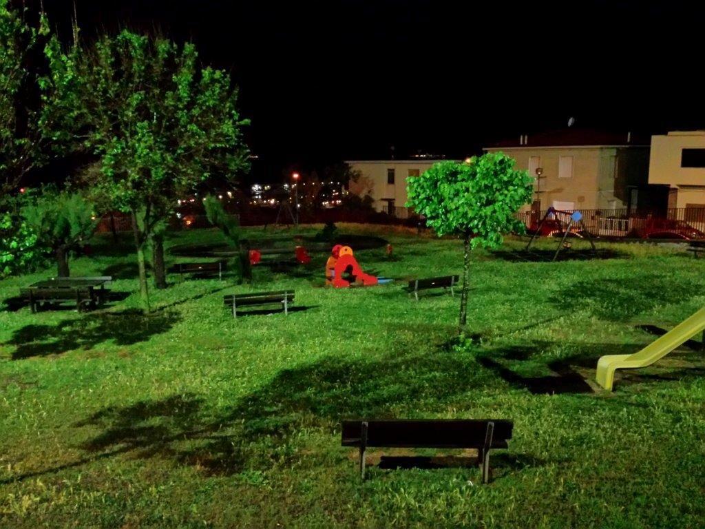 Piazza Lega illuminata grazie al Centro commerciale naturale di Salivoli