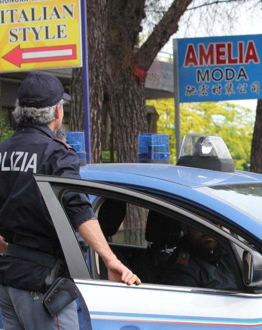 Scippata mentre scende dall’auto 