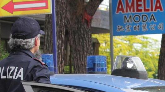 Scippata mentre scende dall’auto