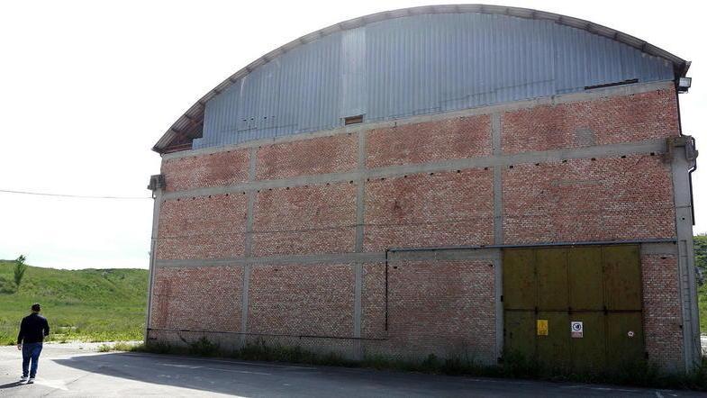 Venti migranti negli uffici della fabbrica abbandonata