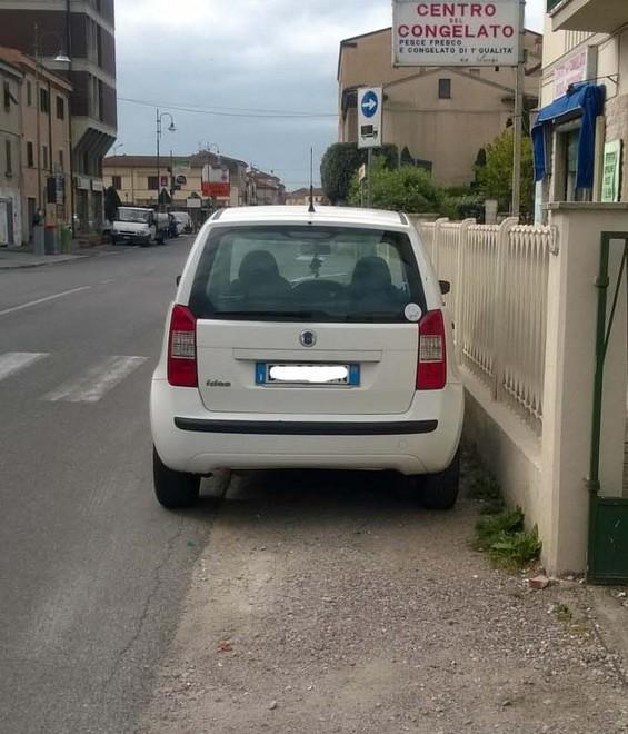 Marciapiedi da rifare lungo via Valdera P.