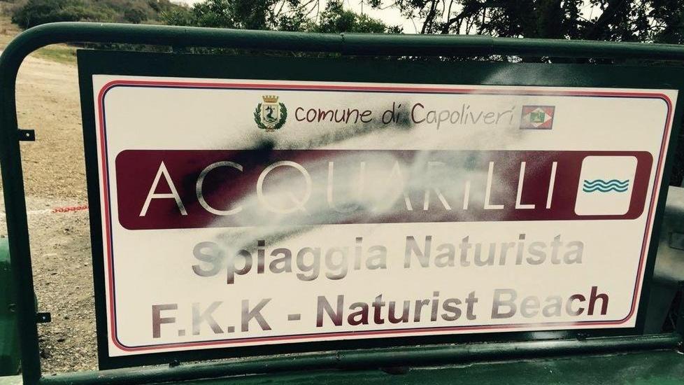 Acquarilli, imbrattati i cartelli della discordia