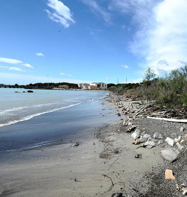 Alla Bucaccia il mare ha inghiottito la sabbia e le onde sono entrate nelle strade