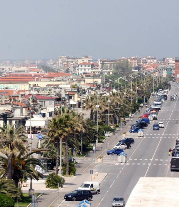 «Passeggiata invasa dai contenitori»