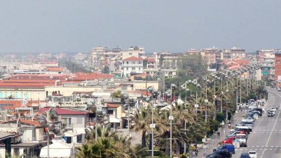 «Passeggiata invasa dai contenitori»