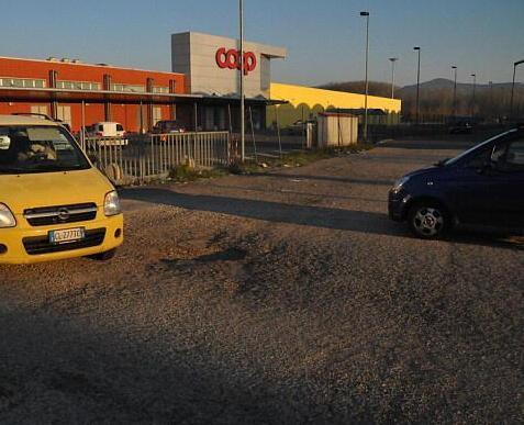 Colpi nei parcheggi dei supermercati In carcere un 36enne 