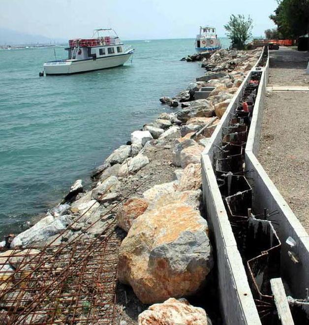 Fiume prigioniero dei nuovi argini "brutti e costosi" 