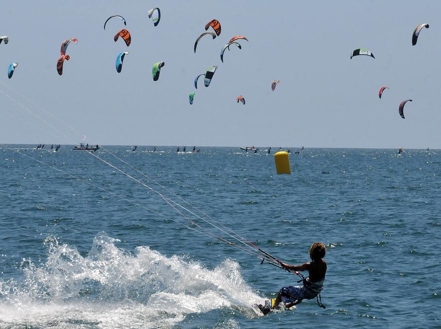 In pericolo cinque kitesurfisti, interviene la Capitaneria