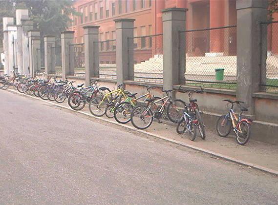 Bici, un parcheggio coperto per ogni scuola 